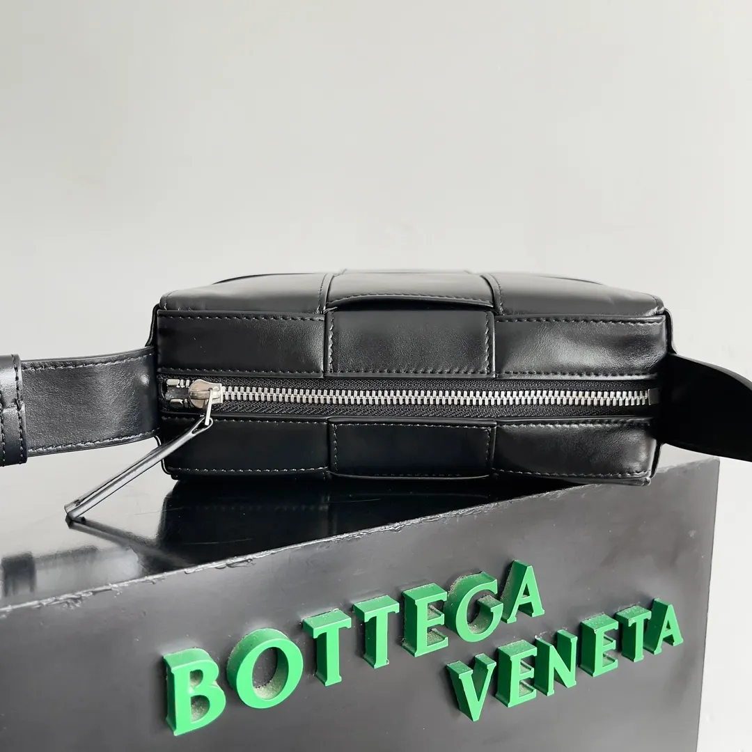 Batch 1640 BOTTEGA VENETA's new mini cassette camera bag. What a beautiful design. This noble one is really unique. The texture is also great. It matches the autumn and winter coat's great temperament. It can hold your various styles of matching, and the high-end double-fabric weaving design is also very NICE! In autumn and winter, it can be simply paired with a sweater or a jacket or a suit. The capacity is enough to hold some small items. The niche design is really amazing. I can’t praise this cool black woven handbag enough! You’ll fall in love with it at first glance, it’s so special~ Both the workmanship and appearance are superb! Style number: 795177 Size: 21*13*6.5cm
